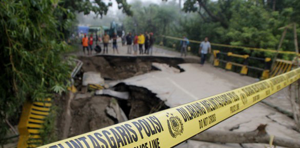 PUTUS: Jembatan di Desa Surat Kediri terputus akibat tanah longsor Kamis (6/4).