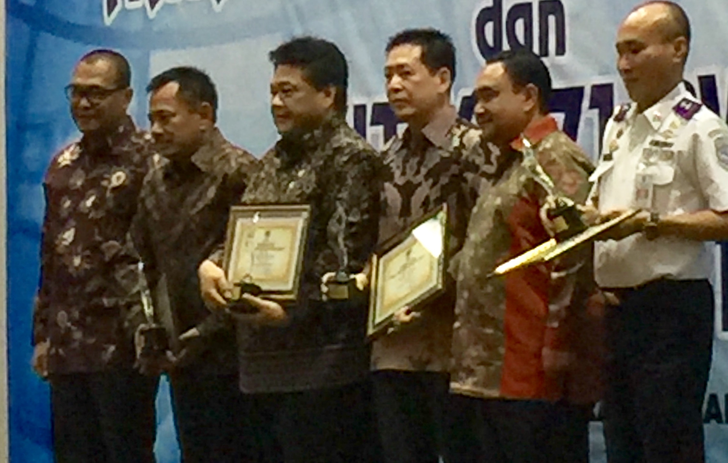 ANUGERAH: Sebagian penerima PWI Jatim Award 2017 di Gedung Grahadi Surabaya.