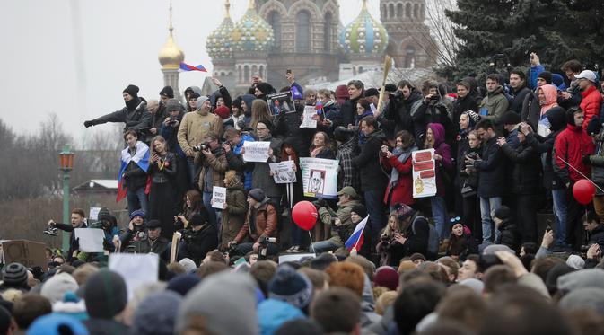 Demonstrasi damai anti korupsi, di Rusia. Senin (27/3). (Foto: Reuters)