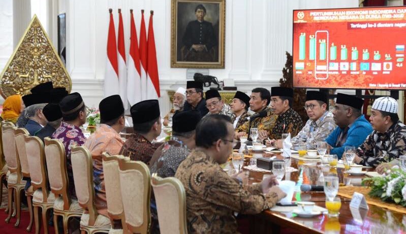 ULAMA: Presiden Jokowi bersama para ulama di Istana Negara Jakarta. (Foto Biro Pers Setpres)