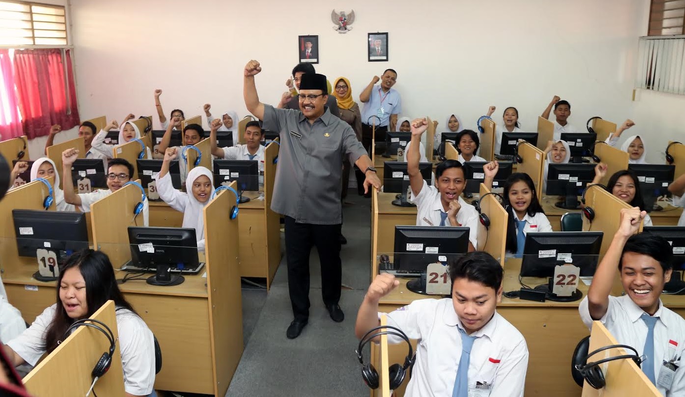 Wagub Jatim sidak pelaksanaan Ujian Nasional Berbasis Komputer (UNBK) jenjang SMK di SMKN 8 Surabaya, Senin (3/4).