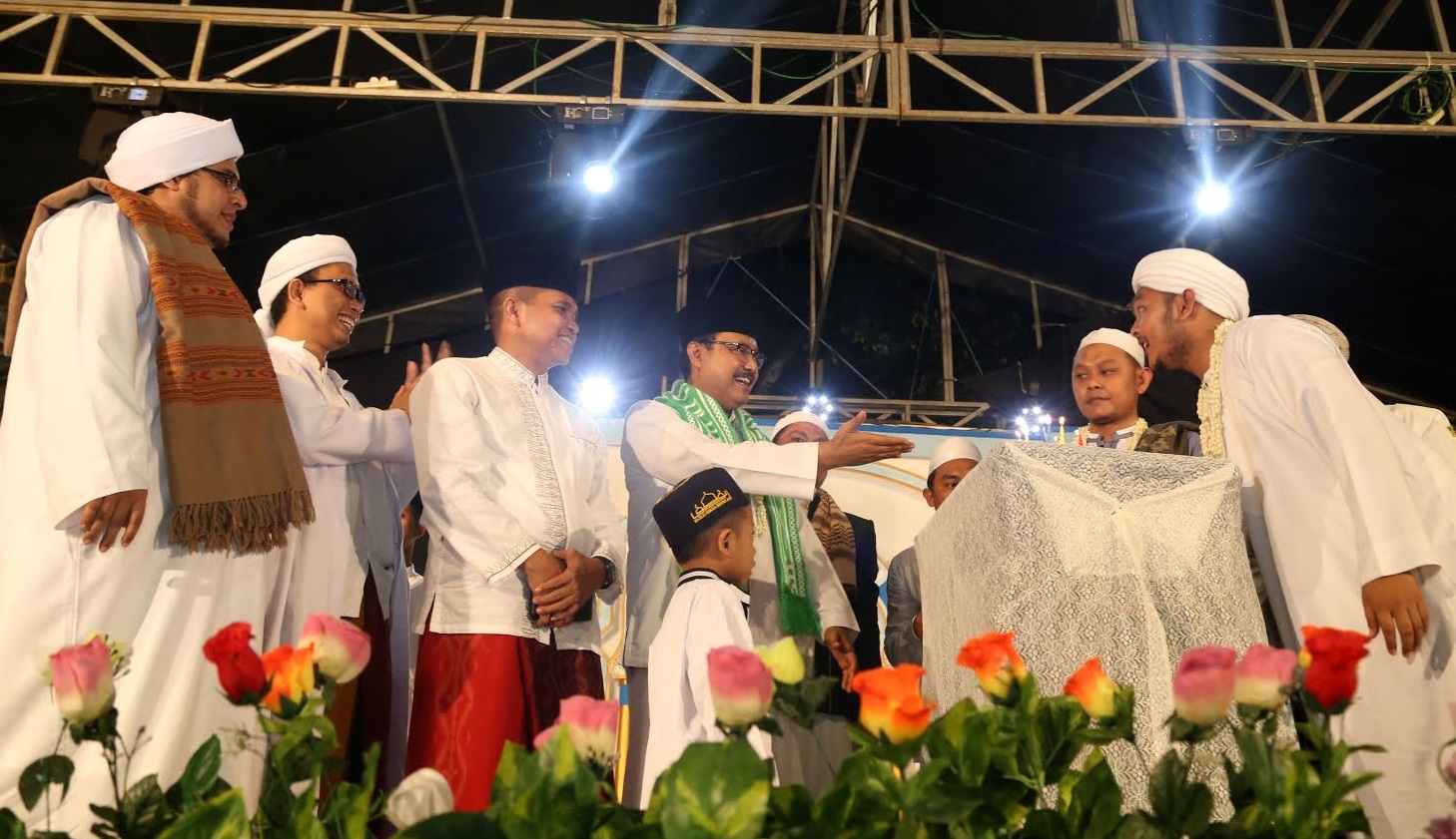 Wakil Gubernur Jawa Timur, Saifullah Yusuf saat Milad ke-2 Majelis Pemuda Bersholawat At-Taufiq di Sampang, Rabu (5/4) dini hari.