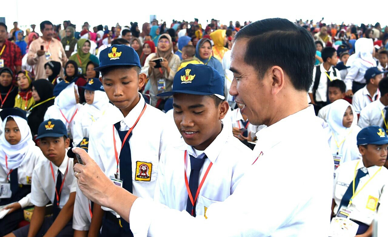 Presiden Joko Widodo saat memberikan Kartu Indonesia Pintar, di Menpawah, Kalimantan Barat. Sabtu (18/3). (Foto: Biro Pers Setpres)