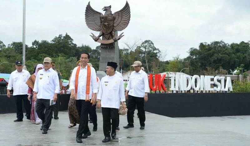 Presiden Jokowi berjalan melintasi Pos Perbatasan Lintas Negara di Aruk, Kalimantan Barat, hari Jumat (17/3) siang. (foto: biro pers setpres)
