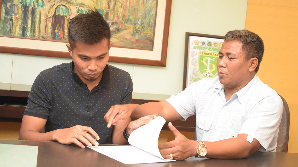 Rachmat Latief (kiri) saat menandatangani kontrak Persebaya, dengan didampingi manajemen klub di kantor Graha Pena, Surabaya, Jumat (17/3).