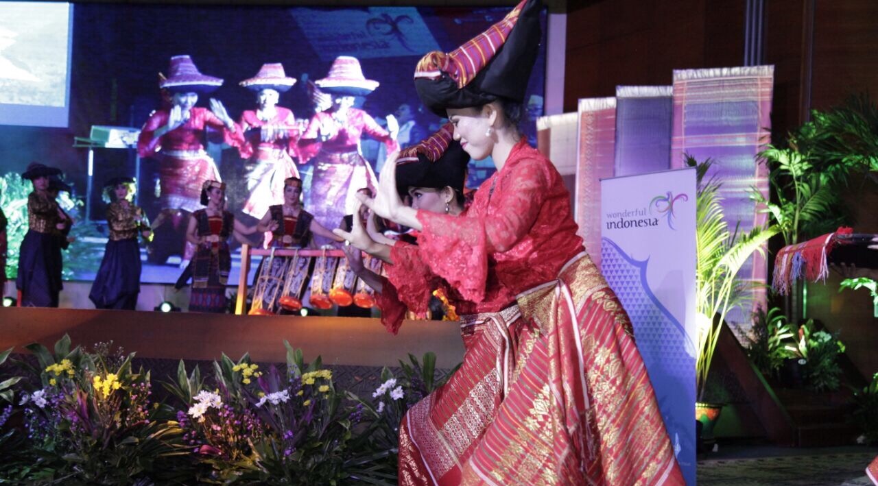 LAUNCHING: Pentas kesenian Sumatera Utara dalam rangka peresmian Calender of Event Danau Toba. (foto istimewa)