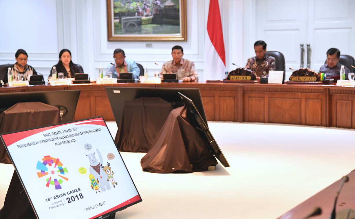 BERSIAP: Presiden Jokowi memimpin rapat persiapan jelang Asian Games ke-18 dan IMF-World Bank, di Kantor Presiden, Jakarta, Kamis (2/3). (Foto: Biro Setpres) 