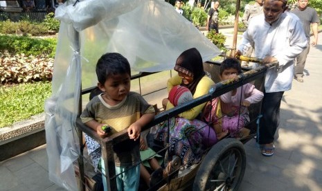 GEROBAK: Warga Surabaya yang berjalan dengan gerobak dari Lampung untuk urus KTP di kampungnya.
