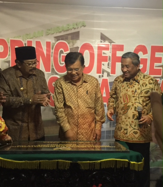 TOPPING OFF: Wapres Jusuf Kalla didampingi Gubernur Jatim Soekarwo dan Ketua Yarsis M Nuh.