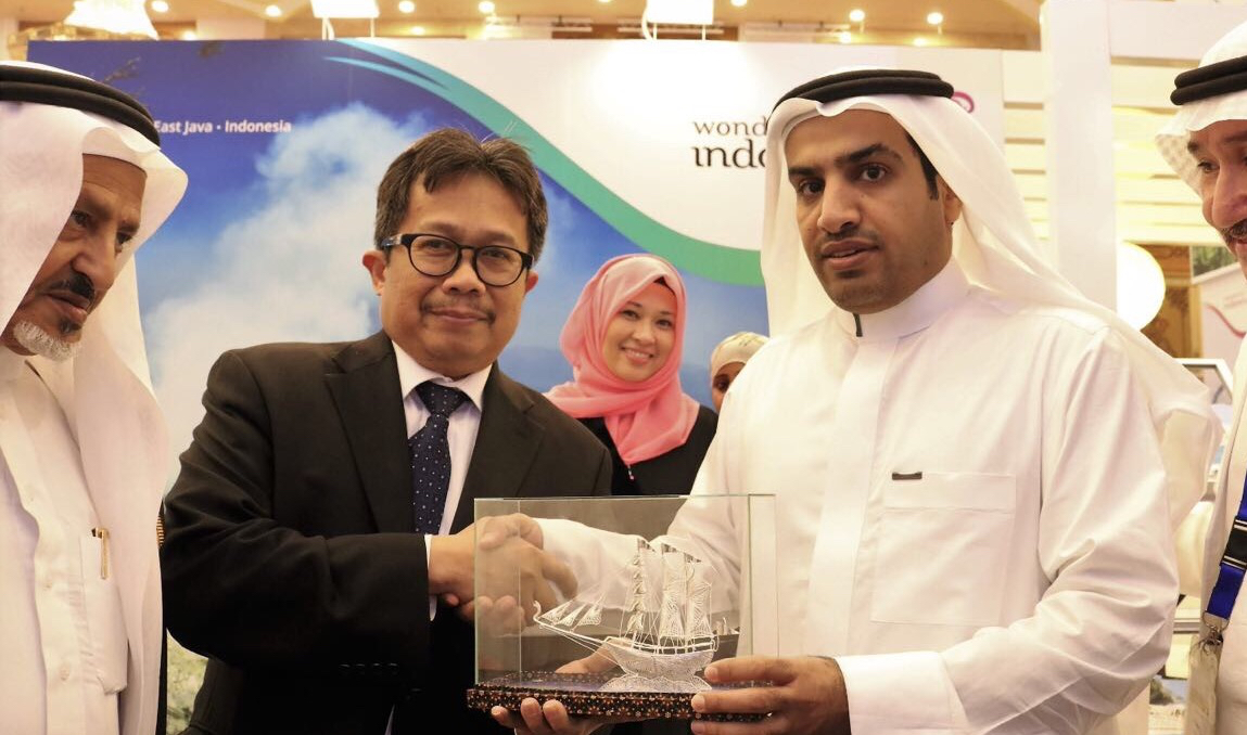 PROMOSI: Konsul RI di Jeddah Mohamad Hery Saripudin serahkan kenang-kenangan ke pengusaha travel di Jeddah.