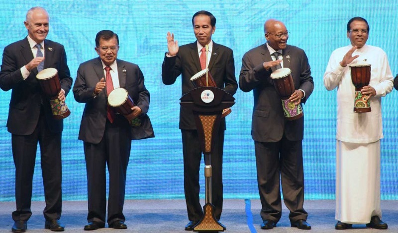 Presiden Joko Widodo memberi sambutan, sementara Wapres Jusuf Kalla dan para pemimpin negara memukul tifa pada pembukaan Indian Ocean Rim Association/IORA 2017 di Jakarta Convention Center, Selasa (7/3). (foto: biro pers setpres) 