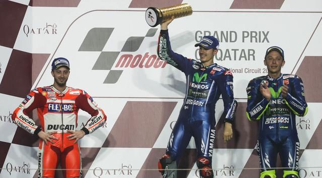 Dari kiri: Andrea Dovizioso, Maverick Vinales, Valentino Rossi, saat berada di atas podium GP Qatar, (26/3) lalu.
