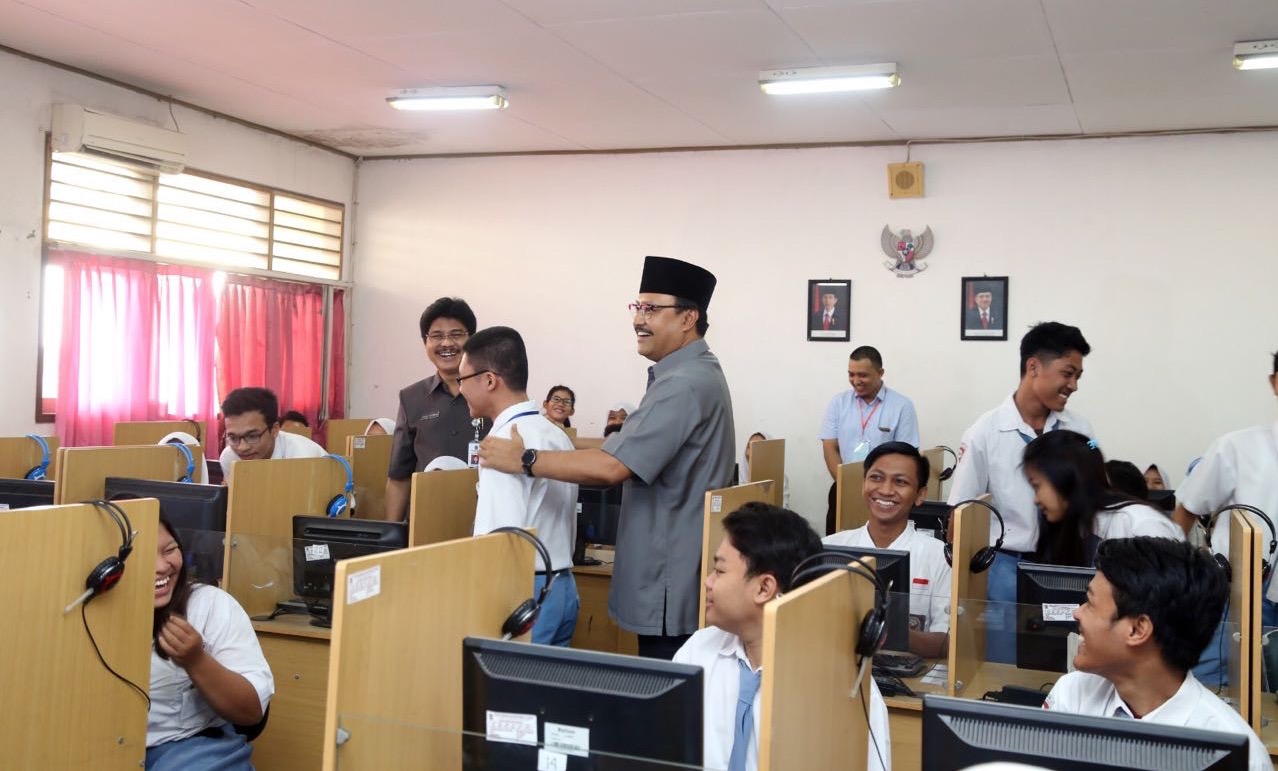 Wakil Gubernur Jawa Timur Saifullah yusuf lakukan peninjauan pelaksanaan UNBK tahun 2017 di SMKN 8, Jl. Kamboja Surabaya, Senin (3/4).