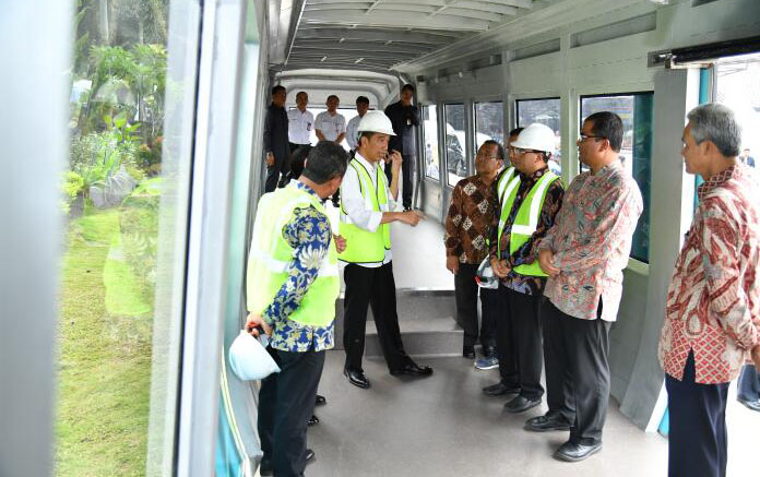 KERETA BANDARA: Presiden Jokowi di dalam prototipe kereta bandara Adi Sumarno Solo. (Foto Biro Pers/Setpres)