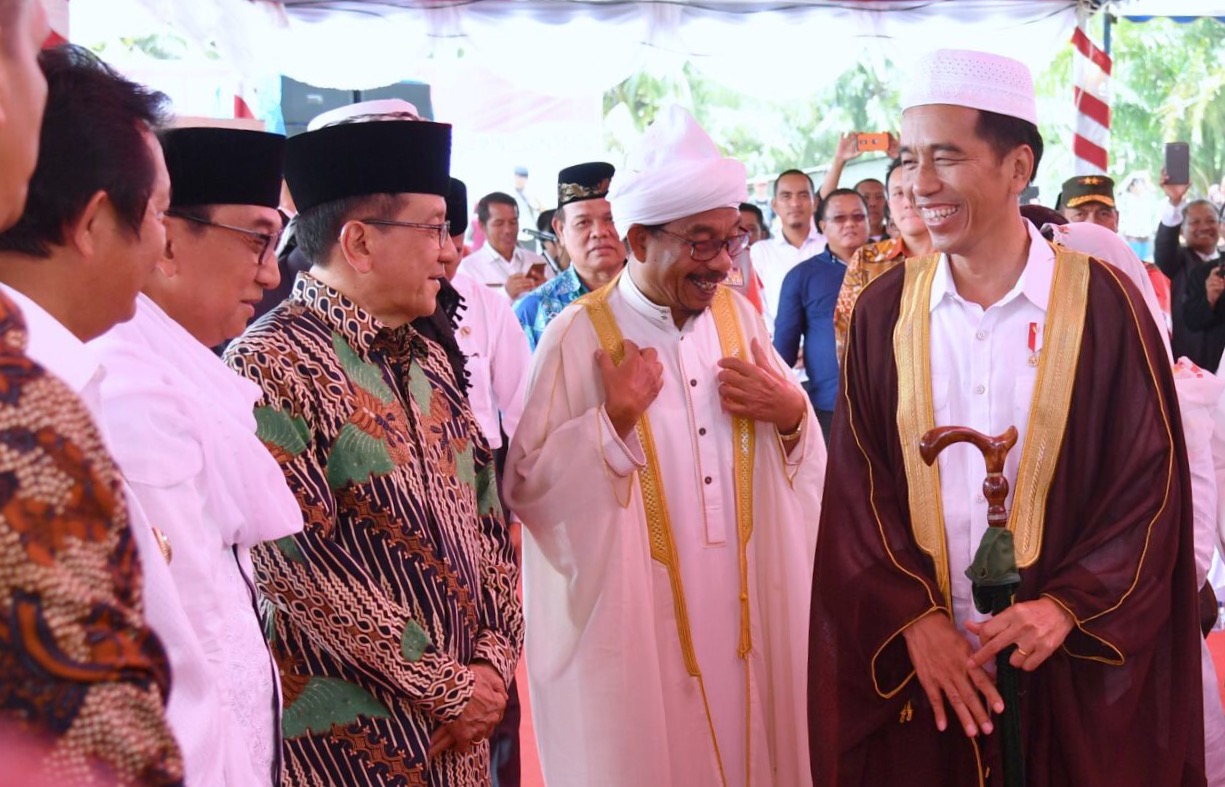 KEBERAGAMAN: Presiden Jokowi sempat mengenakan pakaian kebesaran ulama di Tapanuli. (Foto Biro Pers/Setpres)