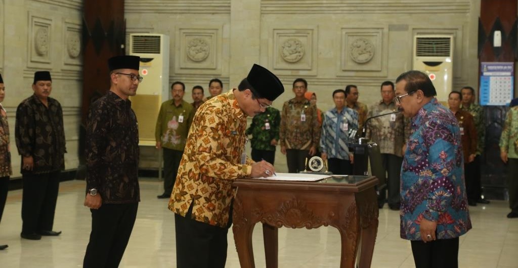 Gubernur Jatim Soekarwo (kanan), saat pengukuhan Dewan Pendidikan  Prov. Jatim  periode 2061-2021, di Kantor Gubernur Jatim Jln. Pahlawan 110 Surabaya, Selasa (7/3).
