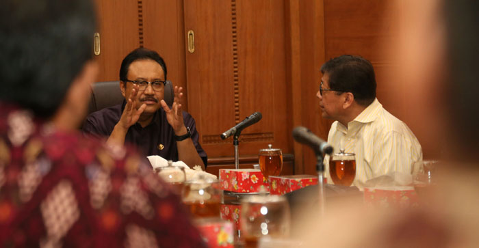 Wakil Gubernur Jatim, Saifullah Yusuf (tengah), ketika bertemu dengan para pengurus REI Jatim, Senin (6/3)