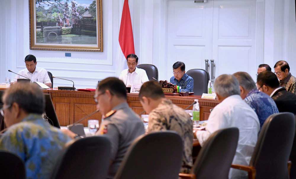 Presiden Jokowi didampingi Wapres Jusuf Kalla memimpin rapat kabinet di kantor kepresidenan hari Selasa (4/4) siang. (foto: rusman/biro pers setpres)