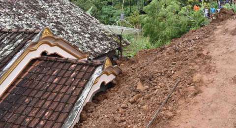 Bencana longsor di Desa Banaran, Kecamatan Pulung, Ponorogo, Jawa Timur, Sabtu (1/4). (Foto: Antara)