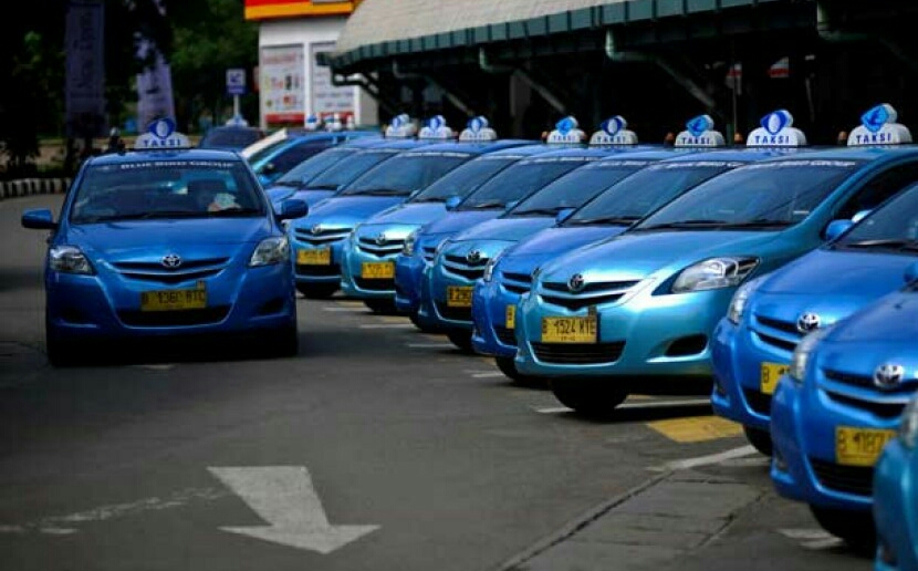 Barisan Taksi Konvensional, yang saat ini lagi ramai diperbincangkan dengan taksi online. (ilustrasi: Republika) 