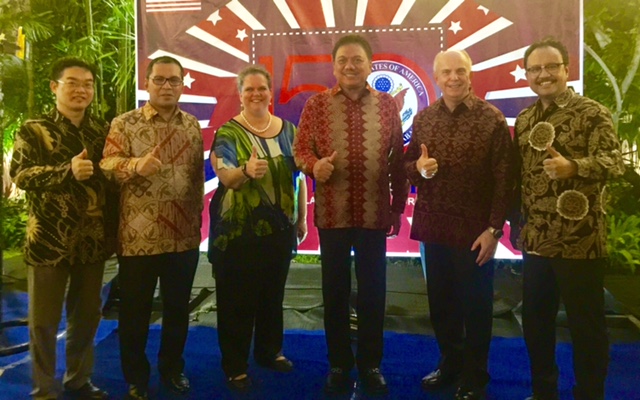 KERJASAMA: Gus Ipul (paling kanan) bersama Dubes AS Donovan, Gubernur Sulut, Konjen AS, walikota Bima dan Walikota Manado.