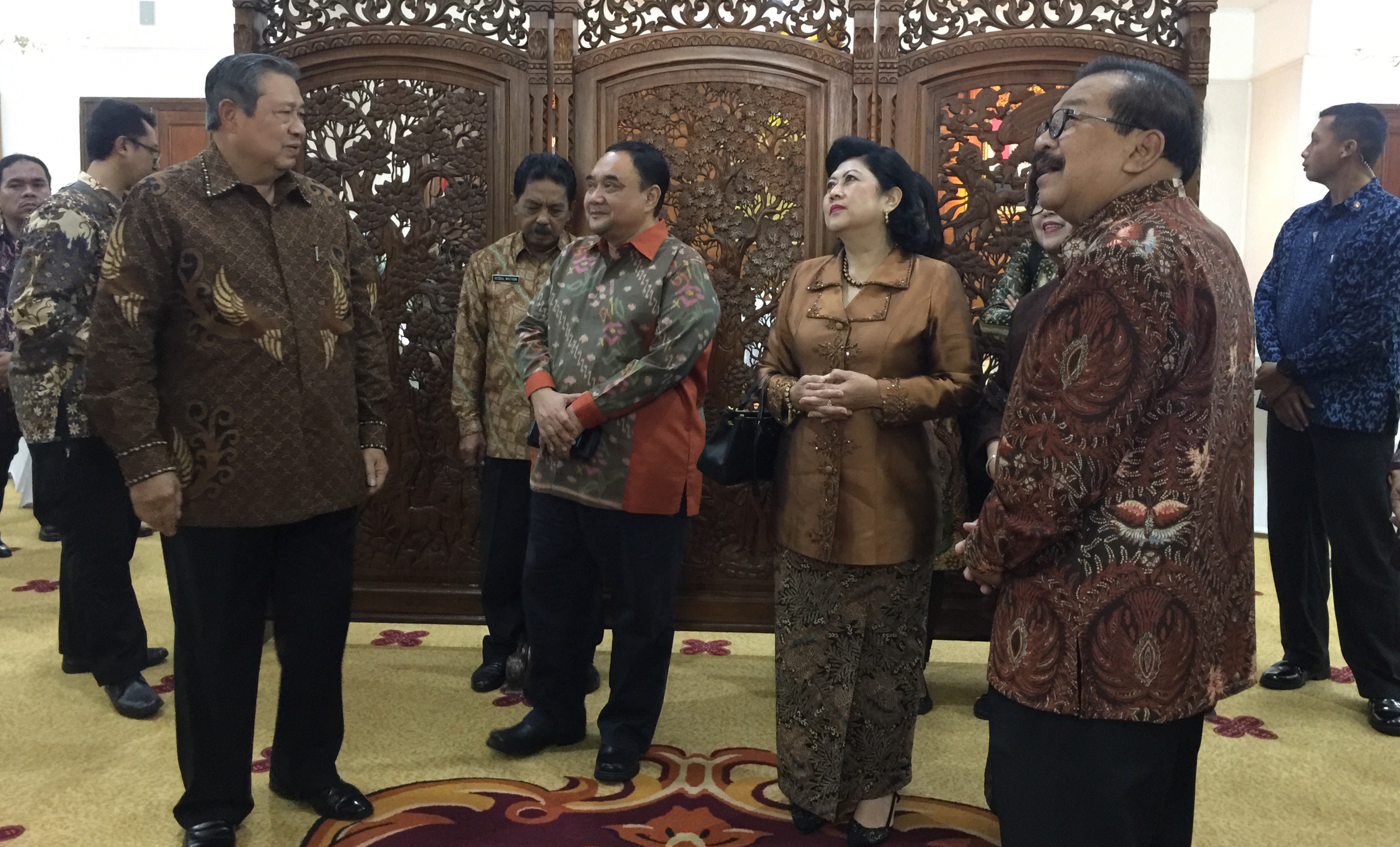 NOSTALGIA: SBY, Ketua Umum PWI Margiono, Ibu Ani Yudhoyono, dan Gubernur Jatim Seokarwo di Gedung Grahadi Surabaya.