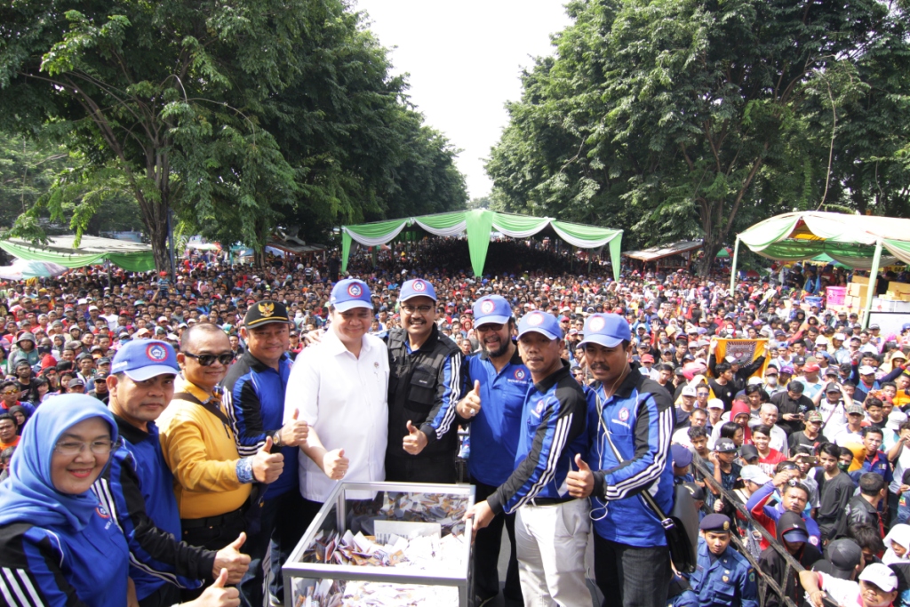 GUYUB: Meteri Perindustrian Airlangga Hartarto, Gus Ipul dan Yorrys Raweyai di tengah massa SPSI di Sidoarjo.