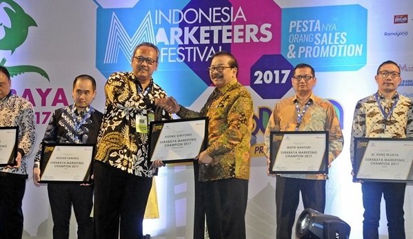 Gubernur Jatim menyerahkan kepada salah satu penerima penghargaan bidang Recourses and Mining di Indonesia marketers Festival, di Hotel Sangri-La Surabaya, Kamis (6/4).