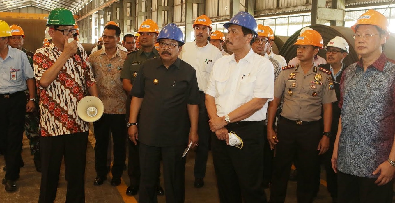 Gubernur Jawa Timur Soekarwo dampingi Menko Kemaritiman Ke Jawa Timur Ke PT. Indal Steel Gresik, Senin (20/3)