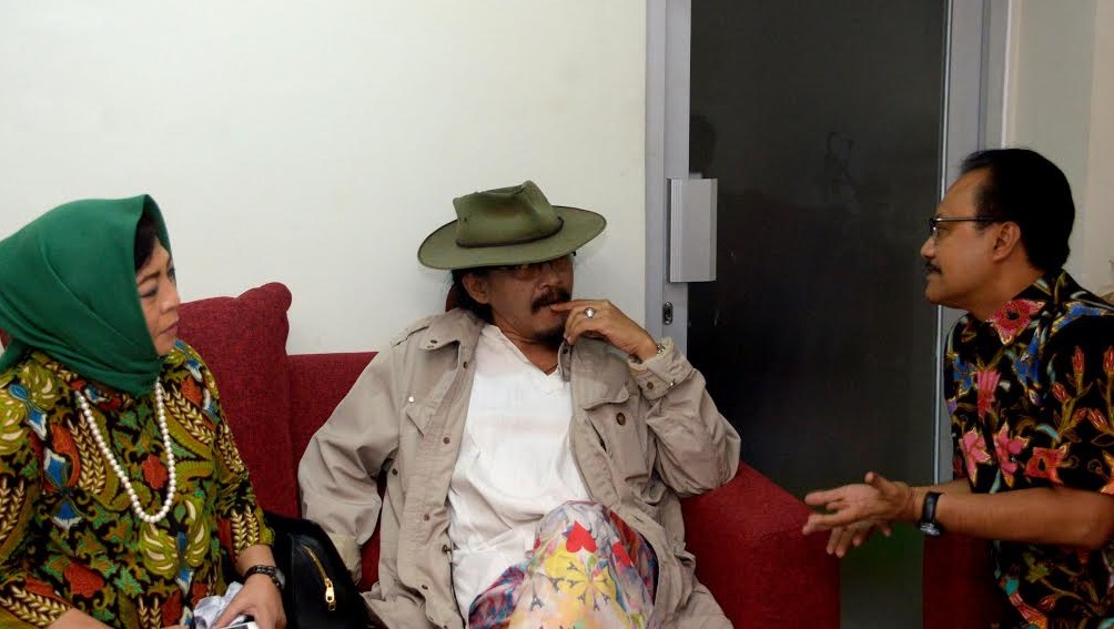 Gus Ipul bersama seniman Sujiwo Tejo, Jumat (31/3) malam.