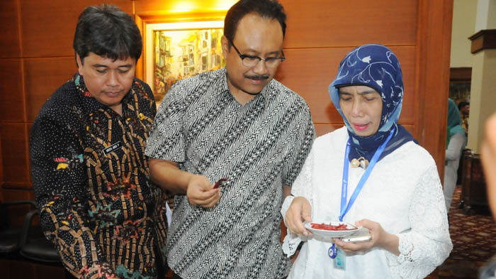 Wakil Gubernur Jatim, Saifullah Yusuf (tengah) berbincang dengan Kepala BPOM Surabaya (kanan), dan Kepala Disperindag Jatim.