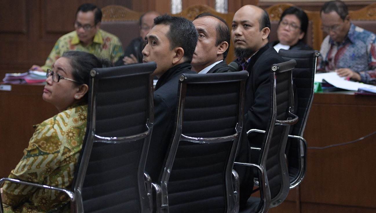 Anggota DPR RI Miryam S Haryani (kiri) resmi ditetapkan sebagai tersangka pengadaan e-KTP. (Foto: Antara) 