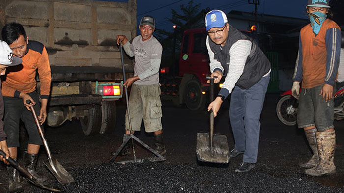 Wakil Gubernur Jawa Timur Saifullah Yusuf (dua dari kanan) membantu memperbaiki Jalan Kalianak.