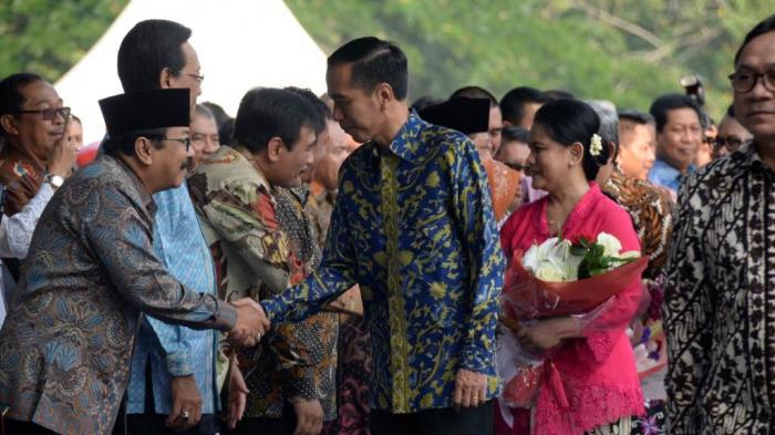 Presiden Jokowi saat bertemu Gubernur Jatim Soekarwo, di Istana Bogor. 2015 lalu. (Courtessy for Tribunnews)