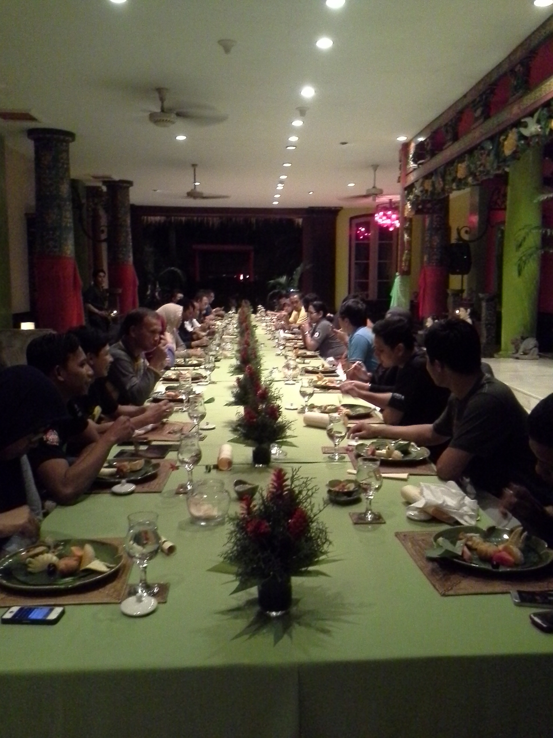 DESTINASI KULINER: Suasana Makan Malam ala Kolonial di Hotel Tugu Malang