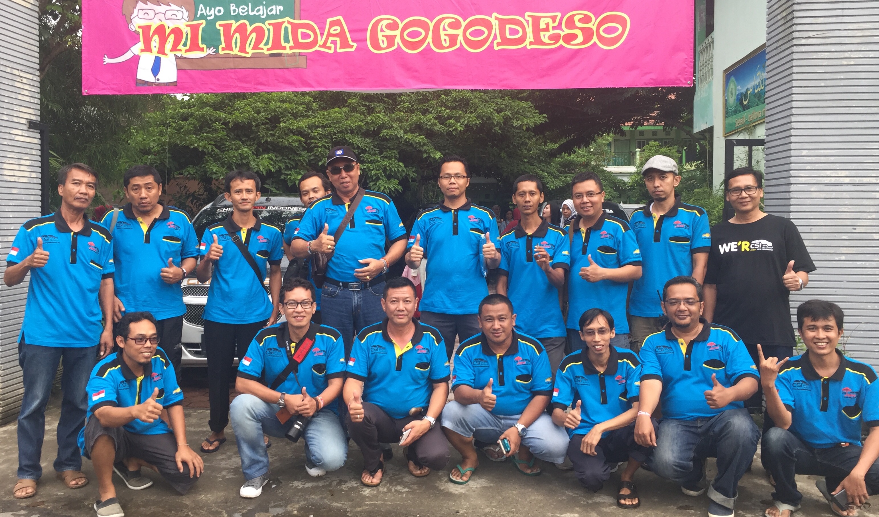 SEDULURAN: Anggota komunitas CSI Jawa Timur mejeng di depan MI Miftahul Huda Gogodeso Blitat sebelum melanjutkan touring.