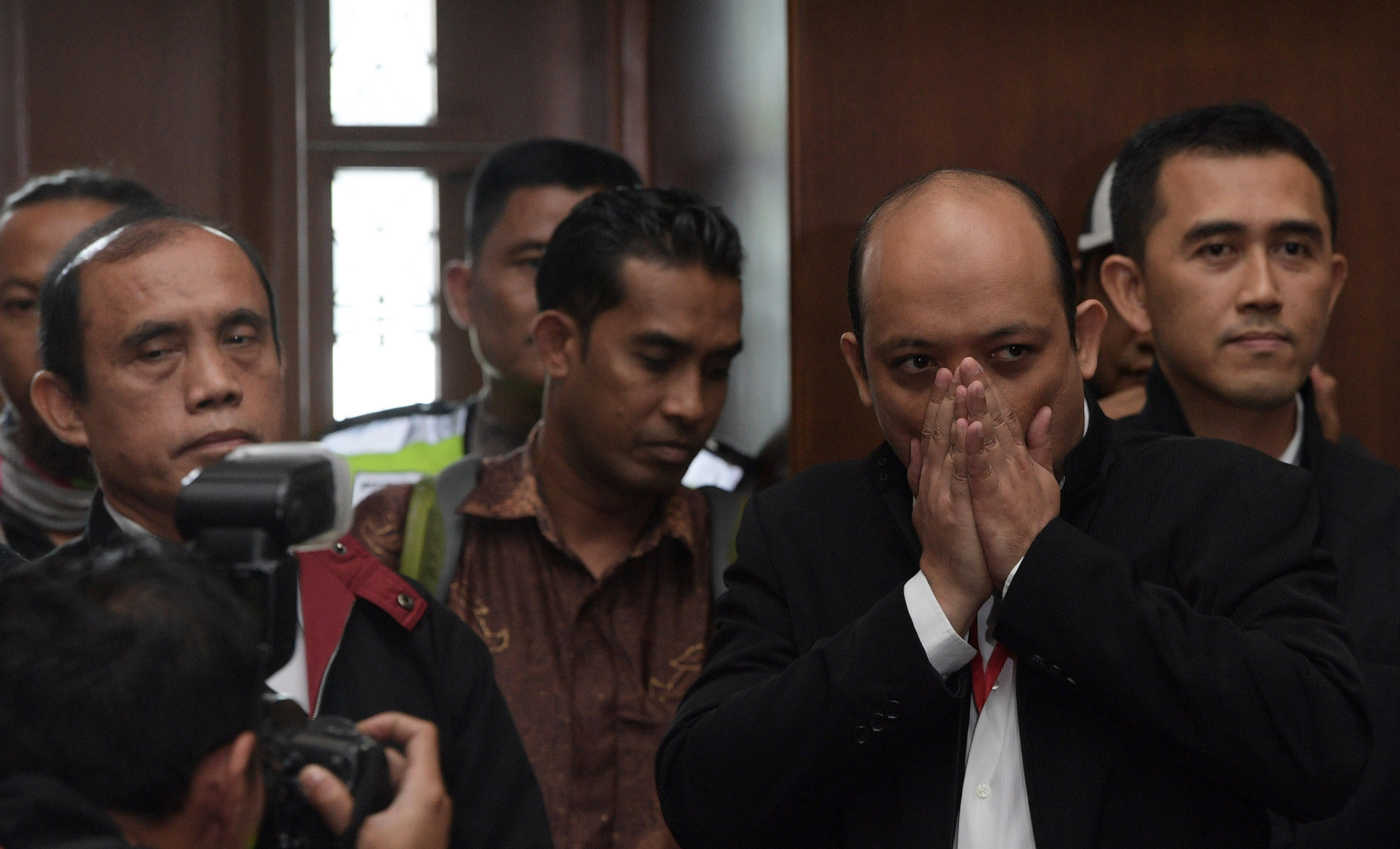 DITUNDA: Tiga penyidik KPK Novel Baswedan (kedua kanan), Ambarita Damanik (kiri) dan M Irwan Santoso (kanan) tiba untuk menjadi saksi kasus tindak pidana korupsi KTP elektronik (E-KTP) dengan terdakwa Sugiharto dan Irman di Pengadilan Tipikor, Jakarta Pusat, Senin (27/3).   (ANTARA FOTO/Sigid Kurniawan)