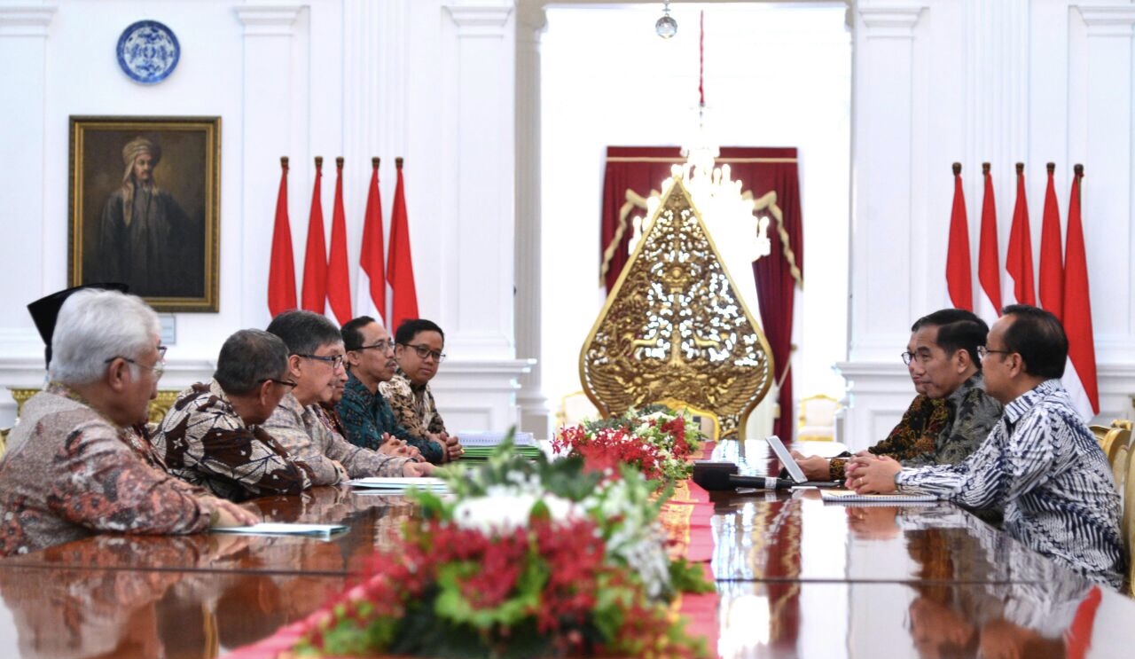 AUDIENSI: Pansel BPKH menghadap Presiden Jokowi menyerahkan nama-nama calon Dewan Pengawas dan BPKH di Istana Merdeka. (Foto Biro Pers Setpres)