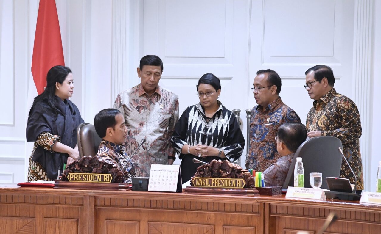 Presiden Jokowi dan Wapres Jusuf Kalla bersama para menteri sebelum ratas (rapat terbatas) hari Kamis (2/3) siang. (foto: biro pers setpres)