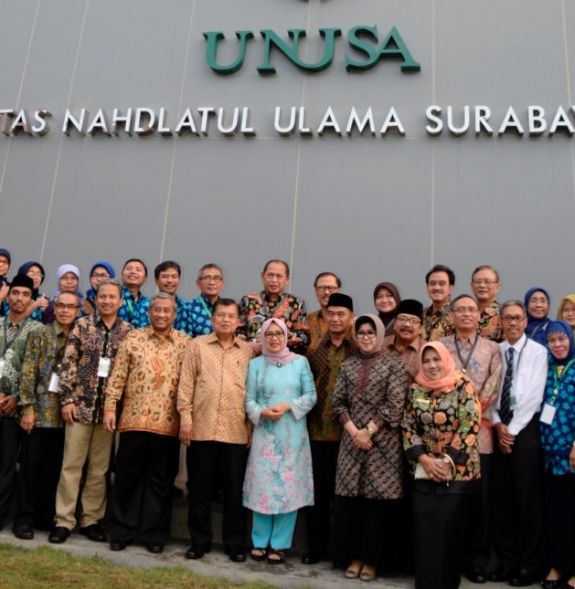 UNUSA: Wapres Jusuf Kalla foto bersama civitas akademika usai memberi kuliah umum.