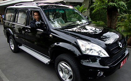 ESEMKA: Joko Widodo ketika menunggangi Mobil Esemka, saat masih menjabat sebagai Walikota Solo, Beberapa Tahun Lalu.