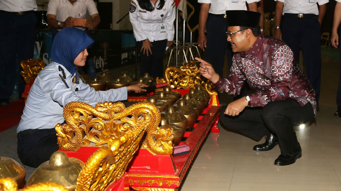 Wakil Gubernur Jawa Timur Saifullah Yusuf (kanan) berbincang dengan salah satu mahasiswa ATKP yang sedang memainkan gamelan..
