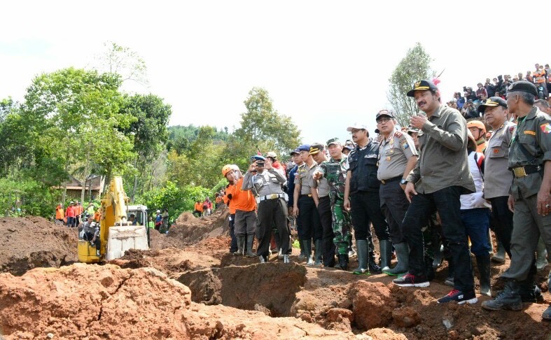 Wagub Jatim Gus Ipul bersama Kapolda Jatim Irjen Pol Machfud meninjau lokasi bencana longsor di Desa Banaran Kec Pulung Kab Ponorogo. (2/4).