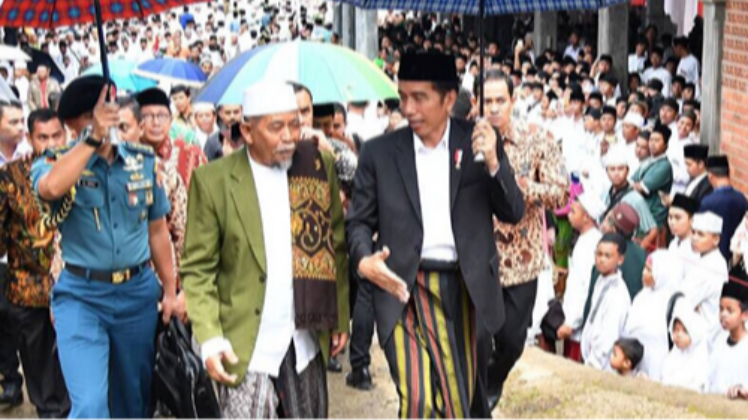ULAMA: Presiden Jokowi bersama seorang ulama dalam kunjungan pesantren di Jawa Barat. (Foto Biro Pers/Setpres)