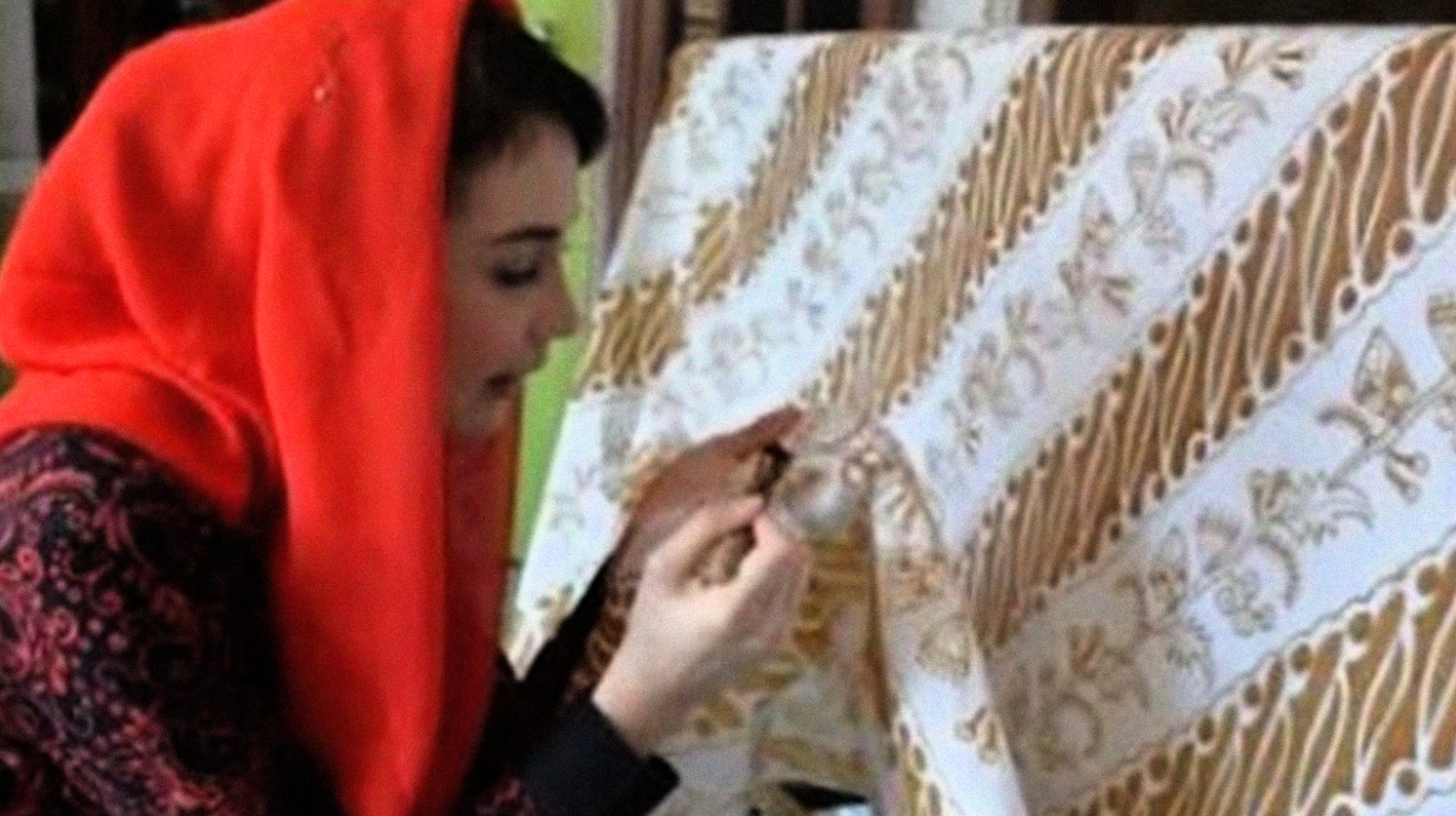 Batik Arumi: Istri Bupati Ternggalek Arumi Bachsim sedang membatik. Kreatif.  (foto:idi)