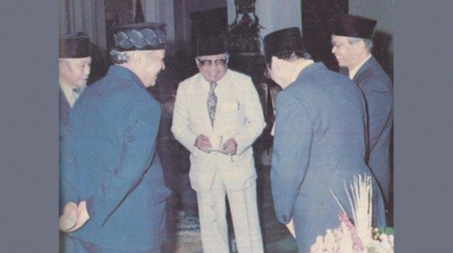 SEDERHANA: AR Fachruddin di depan Presiden Soeharto dan pejabat lainnya. (foto: dok ngopibareng.id)