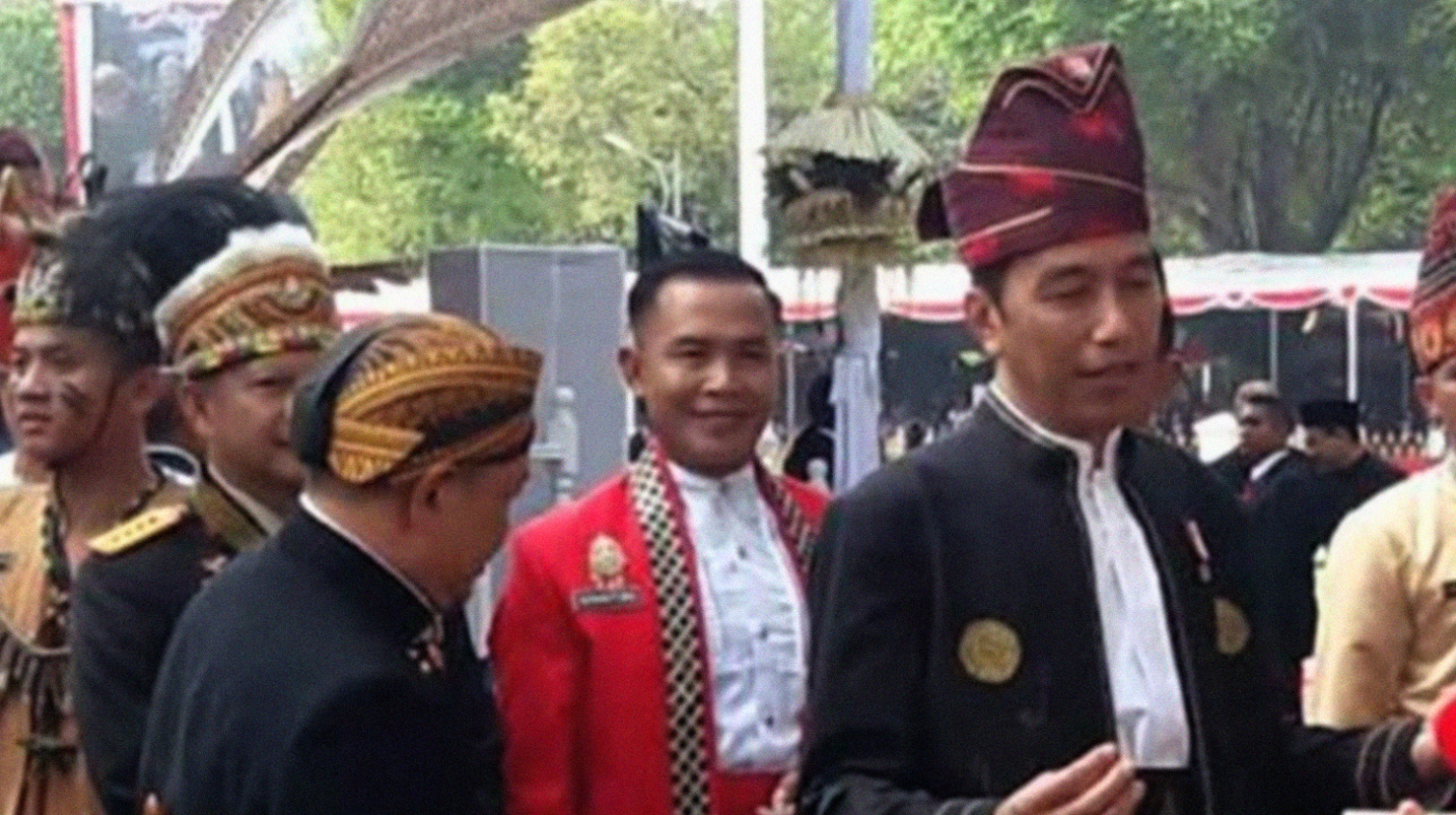 WARNA-WARNI: Presiden Jokowi mengenakan pakaian adat Kalimantan Selatan saat memimpin upacara Detik-Detik Proklamasi Kemerdekaan RI di Istana Negara, Kamis (17/8)