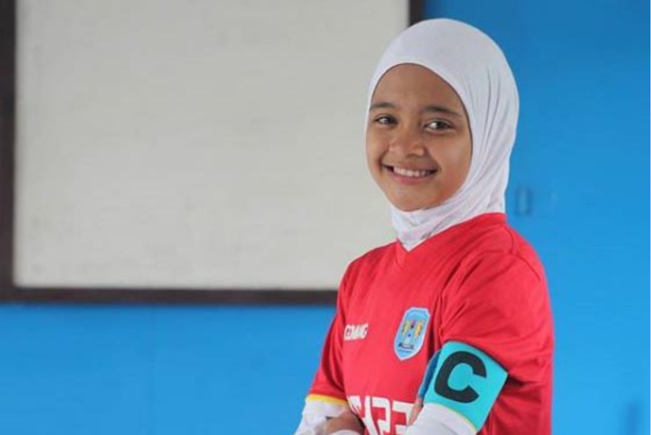 Senyum manis Hanipa membuat banyak orang tak percaya jika dara berusia 15 tahun ini jago main bola.