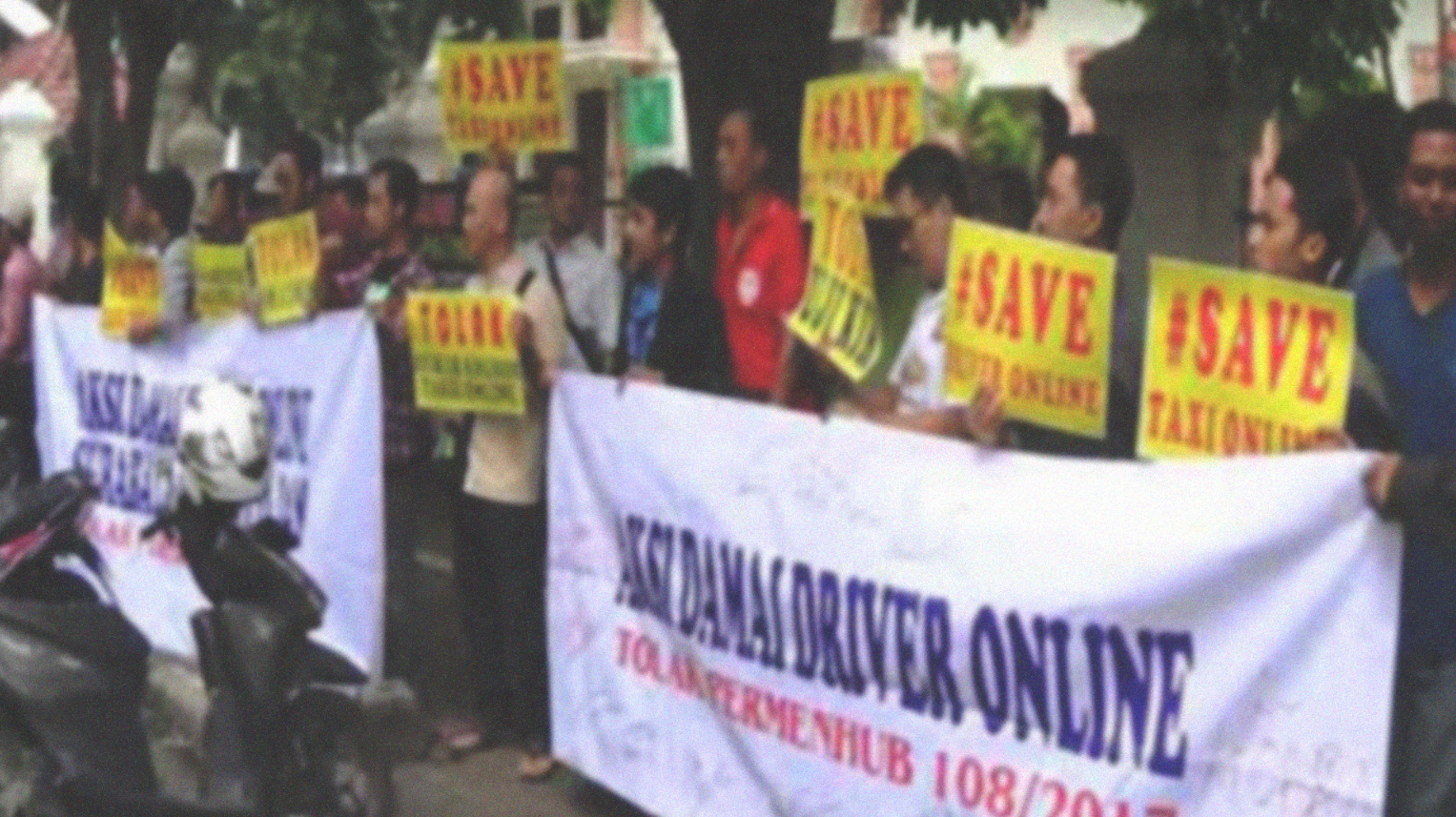 Sejumlah driver online melakukan aksi di depan Pengadilan Negeri Surabaya, Jalan Arjuno, siang tadi. foto:ist