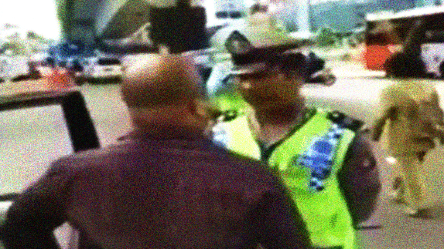 Tangkapan layar pengendara mobil yang menyeruduk polisi karena tak terima akan ditilang. (foto: Youtube)